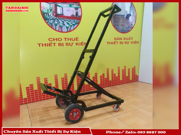 B&aacute;n Xe Đẩy Ghế Sự Kiện Chịu Tải Cao Gi&uacute;p Tiết Kiệm Nh&acirc;n Lực, Thời Gian, Bảo Vệ Ghế V&agrave; N&acirc;ng Cao Chuy&ecirc;n Nghiệp. Sản Phẩm Khung Th&eacute;p Chịu Lực, B&aacute;nh Xe Chịu Tải Lớn, Gấp Gọn Tiện Lợi. T&acirc;n Đại Kh&iacute; Cung Cấp Đa Dạng Model, Tư Vấn Nhanh, Lắp Đặt Chuy&ecirc;n Nghiệp V&agrave; Bảo H&agrave;nh D&agrave;i Hạn. Li&ecirc;n Hệ Ngay Để B&aacute;o Gi&aacute;!