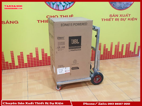 B&aacute;n Xe Đẩy Ghế Sự Kiện Chịu Tải Cao Gi&uacute;p Tiết Kiệm Nh&acirc;n Lực, Thời Gian, Bảo Vệ Ghế V&agrave; N&acirc;ng Cao Chuy&ecirc;n Nghiệp. Sản Phẩm Khung Th&eacute;p Chịu Lực, B&aacute;nh Xe Chịu Tải Lớn, Gấp Gọn Tiện Lợi. T&acirc;n Đại Kh&iacute; Cung Cấp Đa Dạng Model, Tư Vấn Nhanh, Lắp Đặt Chuy&ecirc;n Nghiệp V&agrave; Bảo H&agrave;nh D&agrave;i Hạn. Li&ecirc;n Hệ Ngay Để B&aacute;o Gi&aacute;!