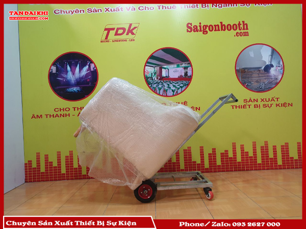 B&aacute;n Xe Đẩy Ghế Sự Kiện Chịu Tải Cao Gi&uacute;p Tiết Kiệm Nh&acirc;n Lực, Thời Gian, Bảo Vệ Ghế V&agrave; N&acirc;ng Cao Chuy&ecirc;n Nghiệp. Sản Phẩm Khung Th&eacute;p Chịu Lực, B&aacute;nh Xe Chịu Tải Lớn, Gấp Gọn Tiện Lợi. T&acirc;n Đại Kh&iacute; Cung Cấp Đa Dạng Model, Tư Vấn Nhanh, Lắp Đặt Chuy&ecirc;n Nghiệp V&agrave; Bảo H&agrave;nh D&agrave;i Hạn. Li&ecirc;n Hệ Ngay Để B&aacute;o Gi&aacute;!