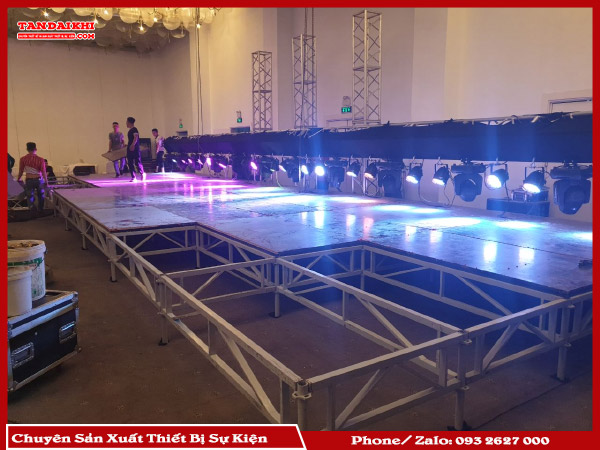 Bài Viết "Đánh Giá Các Loại Sân Khấu Lắp Ráp Hiện Nay" Cung Cấp Cái Nhìn Tổng Quan Về Các Loại Sân Khấu Lắp Ráp Phổ Biến Như Sân Khấu Truyền Thống, Nhôm, Thép Và Ngoài Trời. Bài Viết Cũng Chia Sẻ Các Lưu Ý Khi Chọn Mua Và Thông Tin Về Các Sản Phẩm Sân Khấu Của Tân Đại Khí.