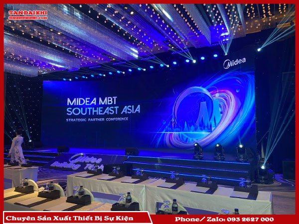 Hướng Dẫn Mua Sân Khấu Cho Trường Học Giúp Bạn Lựa Chọn Sân Khấu Phù Hợp Cho Các Sự Kiện. Cần Xác Định Nhu Cầu Sử Dụng, Kích Thước, Vật Liệu, Tính Năng Và Tìm Nhà Cung Cấp Uy Tín. Tân Đại Khí Cung Cấp Sân Khấu Chất Lượng, Thiết Kế Linh Hoạt, Hỗ Trợ Báo Giá Và Lắp Đặt Chuyên Nghiệp.