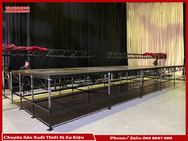 Hướng Dẫn Mua Sân Khấu Cho Trường Học Giúp Bạn Lựa Chọn Sân Khấu Phù Hợp Cho Các Sự Kiện. Cần Xác Định Nhu Cầu Sử Dụng, Kích Thước, Vật Liệu, Tính Năng Và Tìm Nhà Cung Cấp Uy Tín. Tân Đại Khí Cung Cấp Sân Khấu Chất Lượng, Thiết Kế Linh Hoạt, Hỗ Trợ Báo Giá Và Lắp Đặt Chuyên Nghiệp.