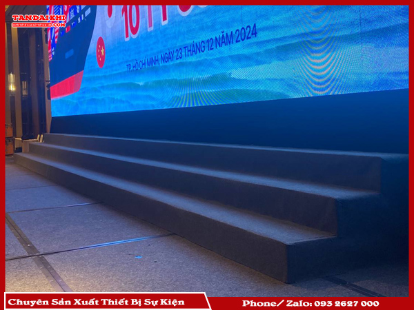 Bán Bục Tam Cấp Sân Khấu Của Tân Đại Khí Mang Đến Giải Pháp Linh Hoạt, Gấp Gọn, Tiết Kiệm Không Gian Và Chi Phí. Sản Phẩm Làm Từ Thép, Hợp Kim Nhôm, Chịu Lực Tốt, Đa Dạng Kích Thước Và Màu Sắc. Dịch Vụ Tư Vấn, Báo Giá Nhanh Và Lắp Đặt Chuyên Nghiệp.