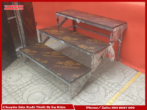 Bán Bục Tam Cấp Sân Khấu Của Tân Đại Khí Mang Đến Giải Pháp Linh Hoạt, Gấp Gọn, Tiết Kiệm Không Gian Và Chi Phí. Sản Phẩm Làm Từ Thép, Hợp Kim Nhôm, Chịu Lực Tốt, Đa Dạng Kích Thước Và Màu Sắc. Dịch Vụ Tư Vấn, Báo Giá Nhanh Và Lắp Đặt Chuyên Nghiệp.