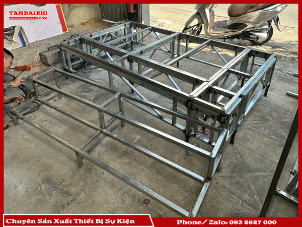 Bán Bục Tam Cấp Sân Khấu Của Tân Đại Khí Mang Đến Giải Pháp Linh Hoạt, Gấp Gọn, Tiết Kiệm Không Gian Và Chi Phí. Sản Phẩm Làm Từ Thép, Hợp Kim Nhôm, Chịu Lực Tốt, Đa Dạng Kích Thước Và Màu Sắc. Dịch Vụ Tư Vấn, Báo Giá Nhanh Và Lắp Đặt Chuyên Nghiệp.